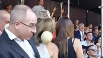 Disfrutaba del Carrusel en el palco y recibió un 