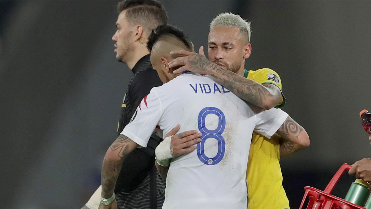 Arturo Vidal pulverizó al árbitro argentino Patricio Loustau