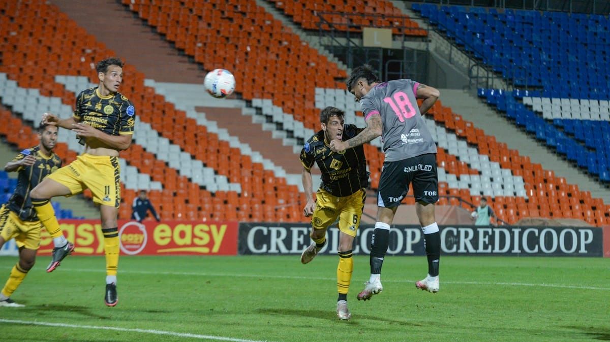 Joan Juncos, en el momento de marcar su gol de cabeza.