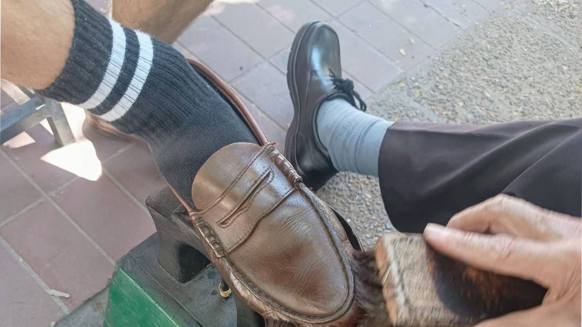 Ramón saca brillo a los calzados y da el ejemplo con sus propios zapatos. Ramón saca brillo a los calzados y da el ejemplo con sus propios zapatos.