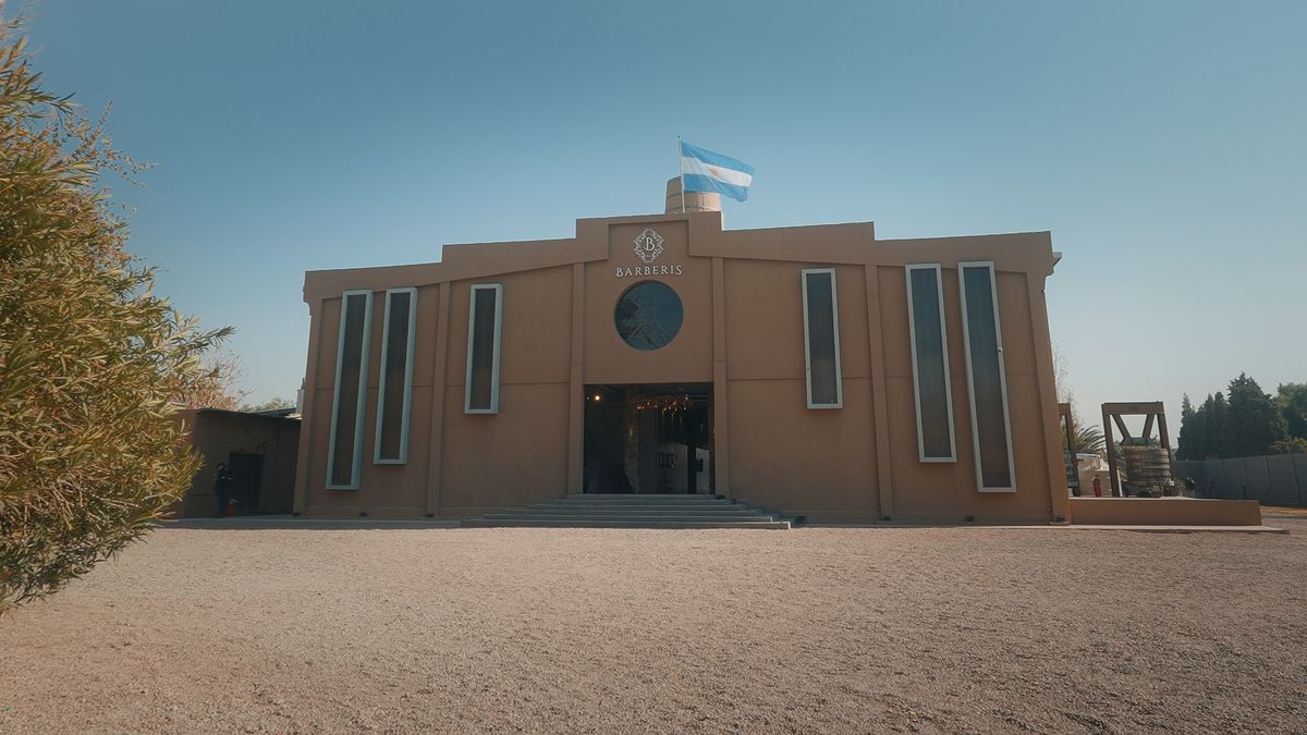 Fachada de la Bodega Barberis, ubicada sobre calle Tirasso de Guaymallén, donde Leandro Paredes elaboró sus dos primeros vinos. Fachada de la Bodega Barberis, ubicada sobre calle Tirasso de Guaymallén, donde Leandro Paredes elaboró sus dos primeros vinos.
