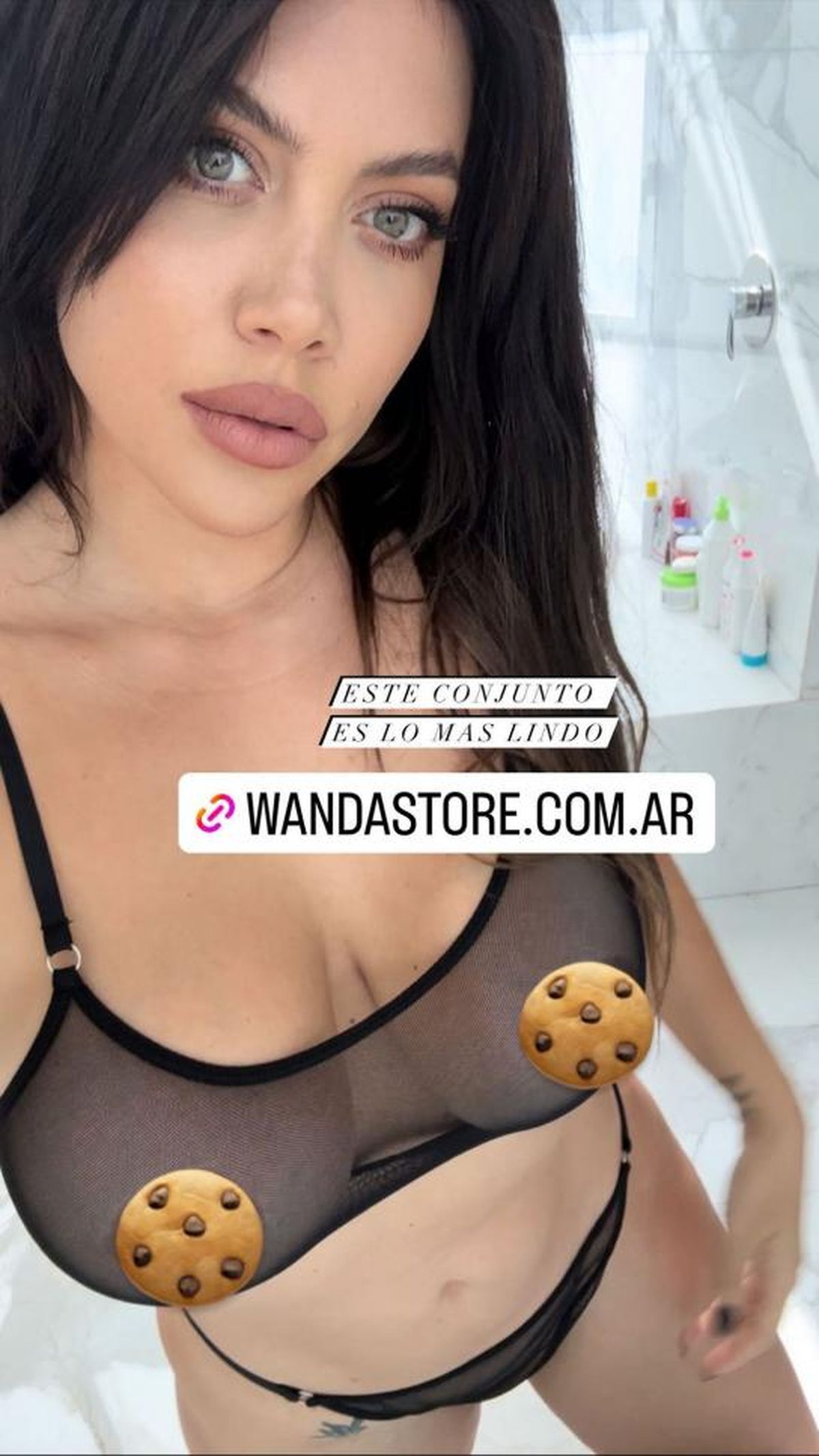 Brutal! A Wanda Nara se le transparentó todo, se tapó con emojis, no  alcanzó y se vió un montón