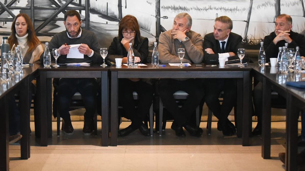 Algunos referentes de Juntos por el Cambio en Río Cuarto. De izquierda a derecha: María Eugenia Vidal (PRO), Maxi Ferraro (ARI), Patricia Bullrich (PRO), Gerardo Morales (UCR), Miguel Ángel Pichetto (Encuentro Federal) y Luis Juez (Frente Cívico).