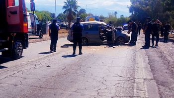 Una mujer murió tras un vuelco en el Acceso Este y un hombre está grave