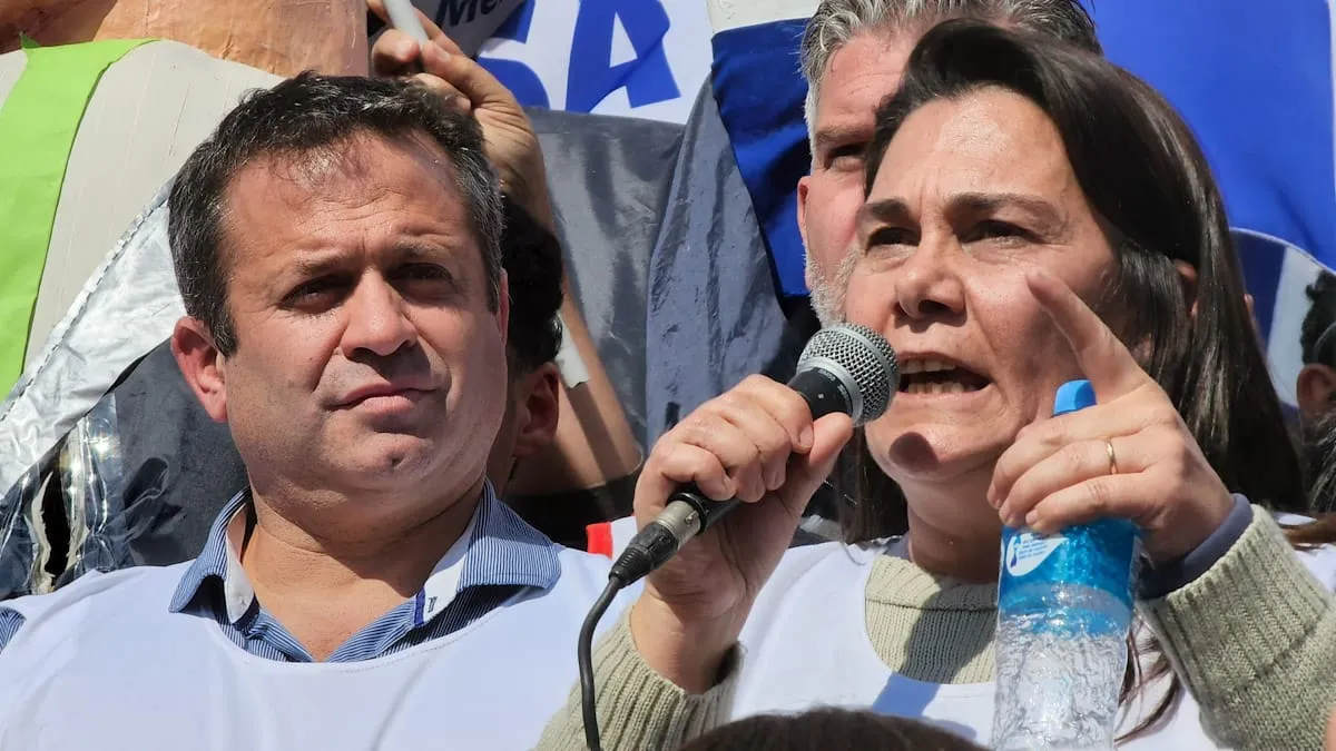 Los referentes del SUTE Carina Sedano y Gustavo Correas. Además de los acuerdos salariales, el sindicato pidió más ayuda para la compra de útiles.