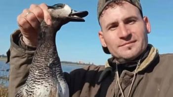 Quién es el influencer que fue escrachado por cazar aves en forma ilegal