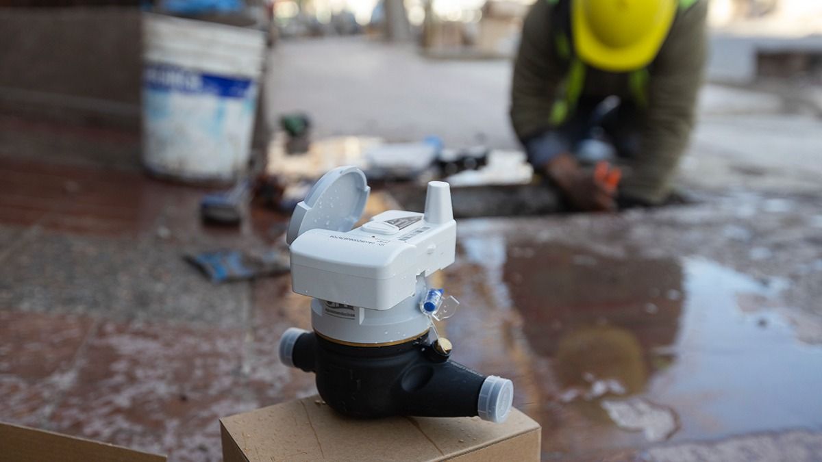 Las licitaciones por nuevos medidores de agua serán financiadas con plata de Portezuelo del Viento. AYSAM es el encargado del proyecto.