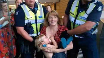 La Policía de Melbourne desalojó a una madre de una protesta mientras amamantaba a su hijo