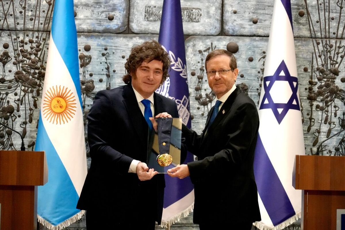 Javier Milei recibe la Medalla de Honor de manos de Isaac Herzog. Javier Milei recibe la Medalla de Honor de manos de Isaac Herzog.