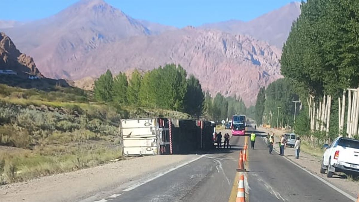 El camión quedó a la vera de la ruta 7 tras volcar.