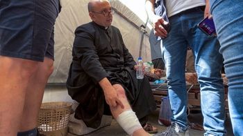 Israel bombardeó una iglesia en Gaza, murieron mujeres y un cura argentino formado en Mendoza resultó herido
