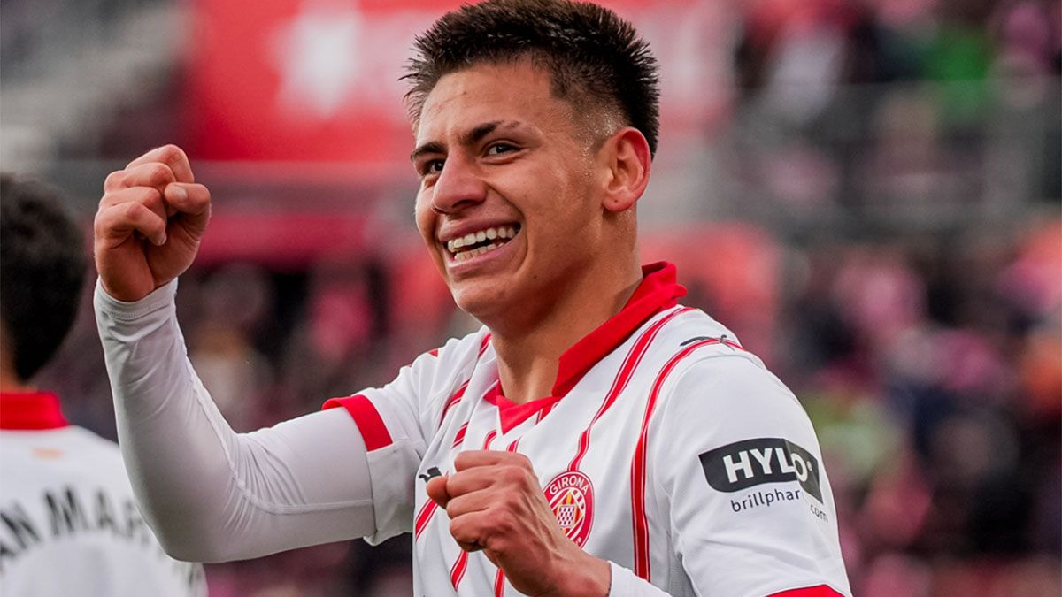 Show de Echeverri: dio una asistencia de chilena y marcó su primer gol en Girona