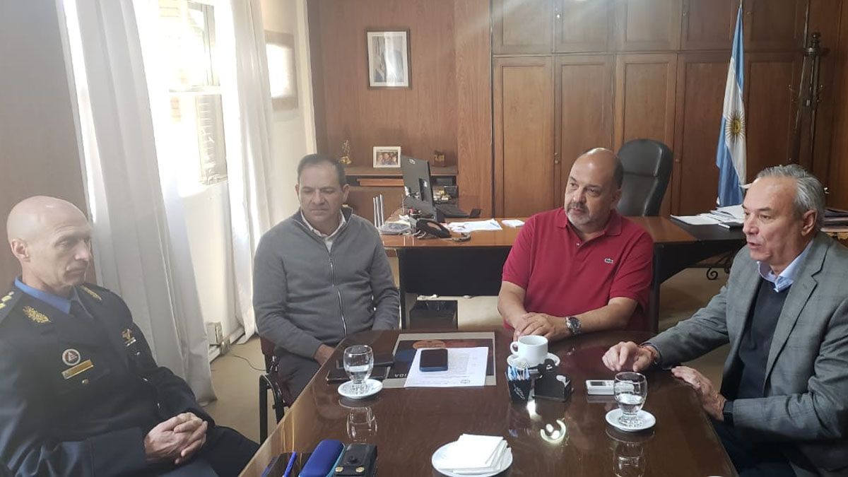 El subdirector de la Policía, Roberto Favaro; el director de Investigaciones, José Vega; el subsecretario de Relaciones Institucionales, Néstor Majul y representantes de Telefónica Movistar.