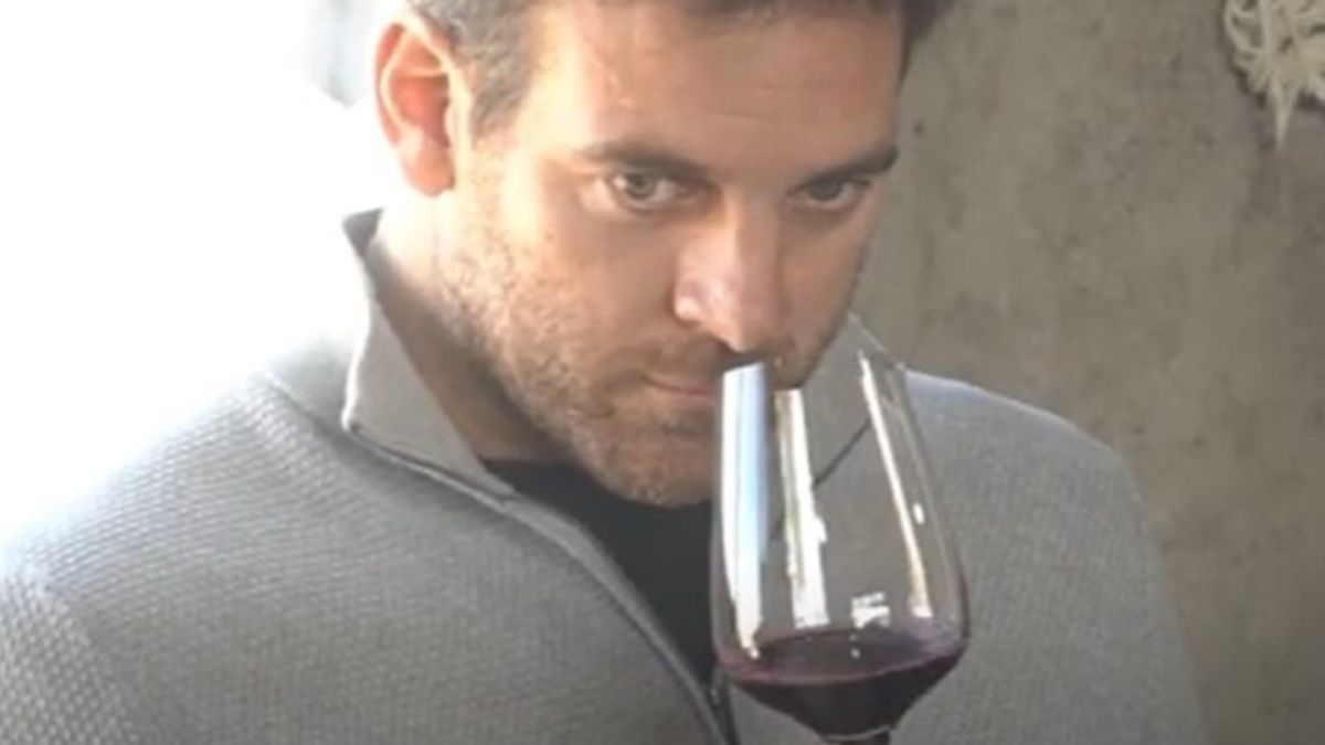 Delpo disfrutó del vino mendocino.