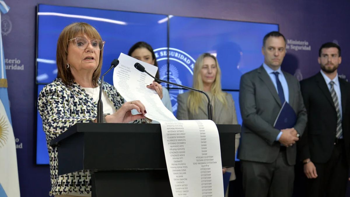 La ministra de Seguridad Patricia Bullrich y autoridades del gobierno nacional participaron del acto de entrega de la lista de barrabravas inhibidos para el Mundial de Clubes a los representates del gobierno de Estados Unidos en nuestro país.