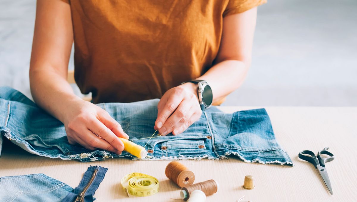 Para arreglar unos jeans sueltos solo necesitas unos cuantos hilos, una m&aacute;quina de coser y unas tijeras.&nbsp;