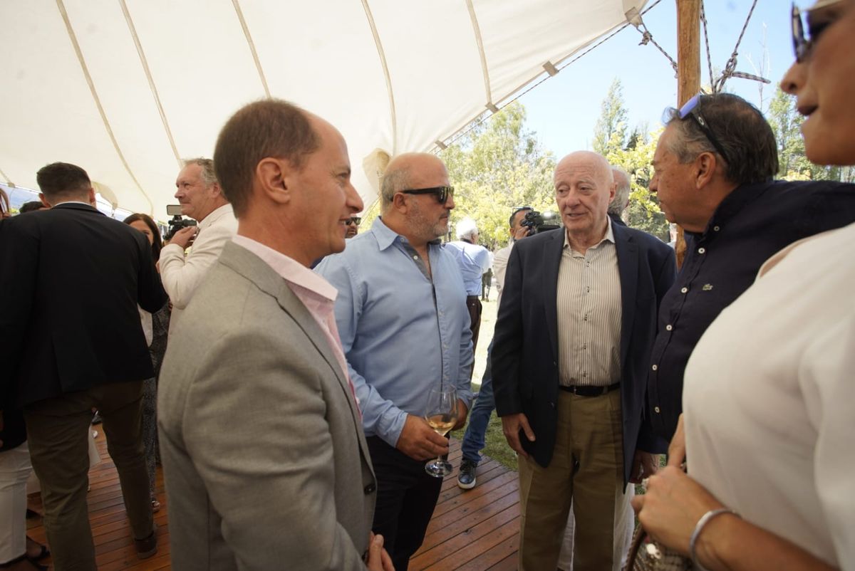 El intendente Gustavo Soto junto al superintendente de Irrigación, Sergio Marinelli.