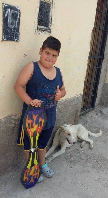 Un niño puso en venta su patineta para ayudar a un perrito callejero