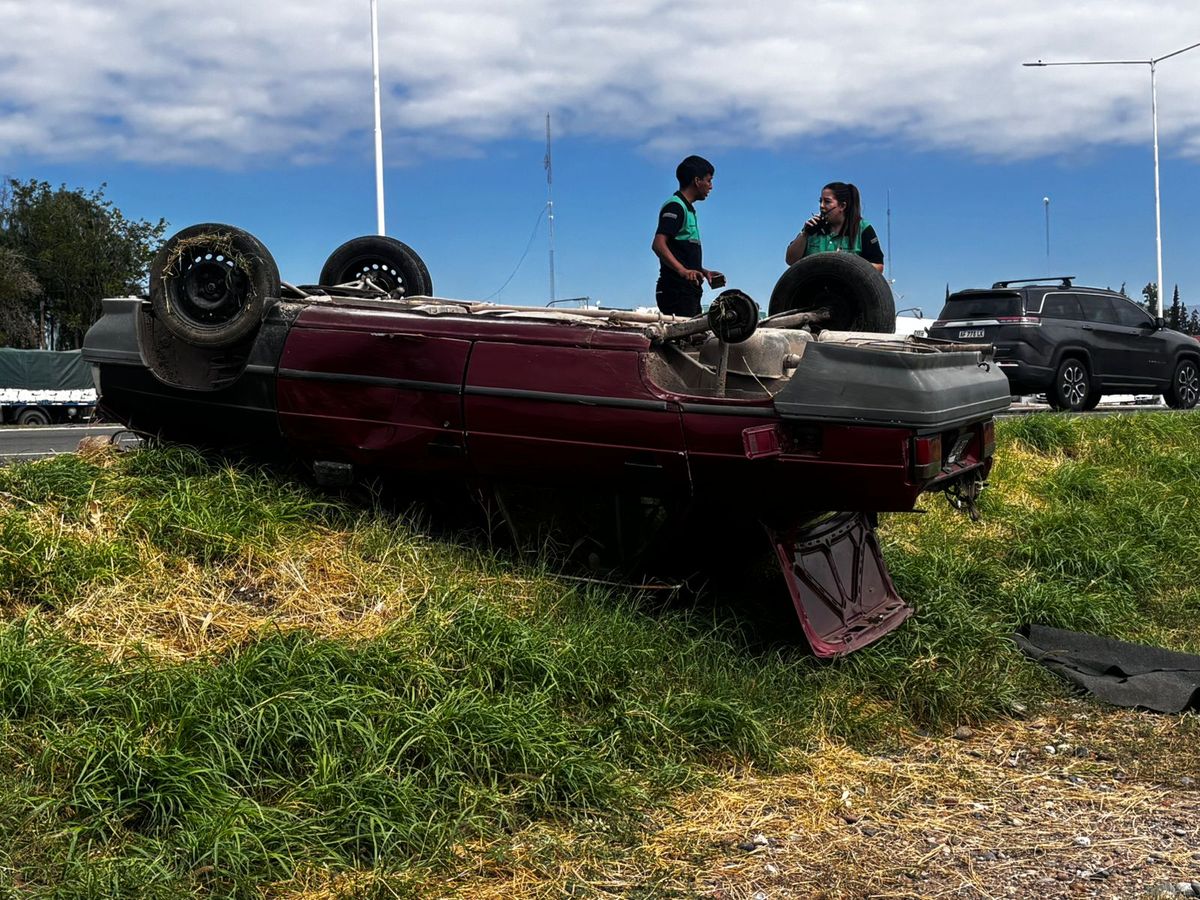Volcó en el Acceso Este y quedó en grave estado tras el accidente
