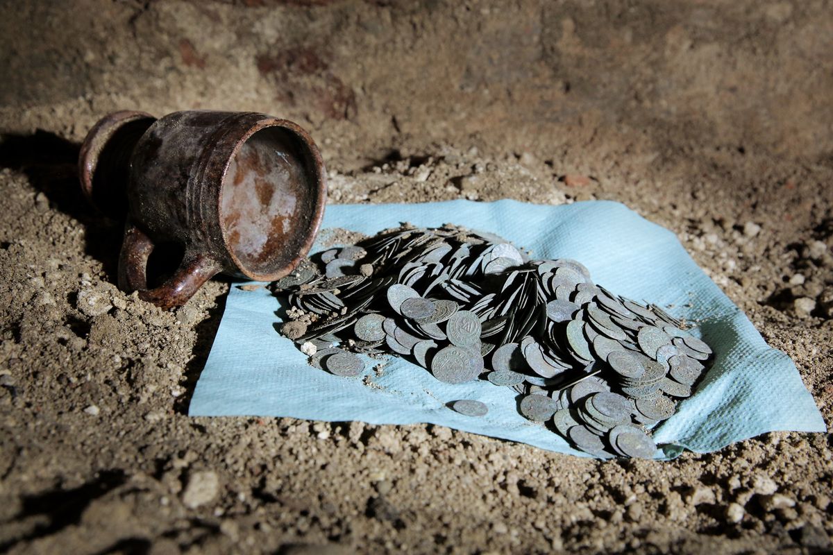 Las monedas son de hace 4 siglos.