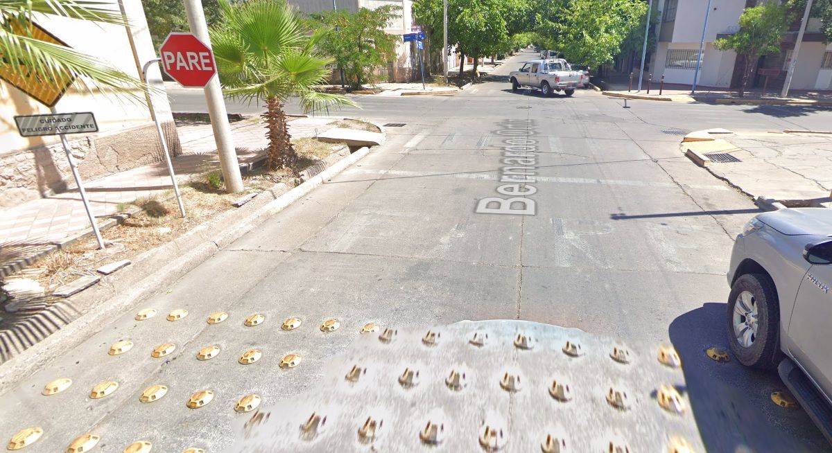 El conductor del Jeep circulaba por Bernardo Ortiz, donde hay reductores de velocidad y un disco Pare.