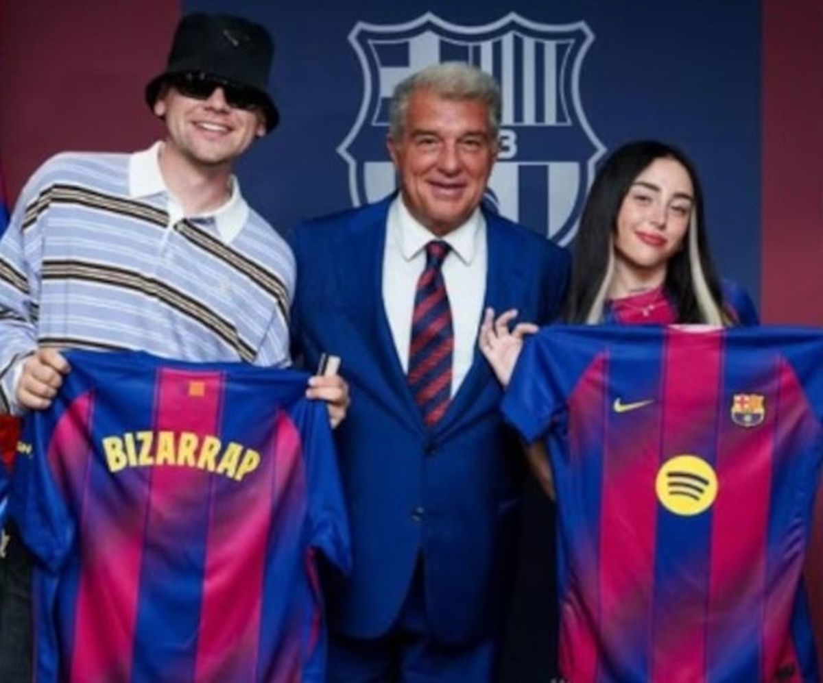 Bizarrap, Joan Laporte y Nicki Nicole posando juntos. Imagen: Sport Bizarrap, Joan Laporte y Nicki Nicole posando juntos. Imagen: Sport