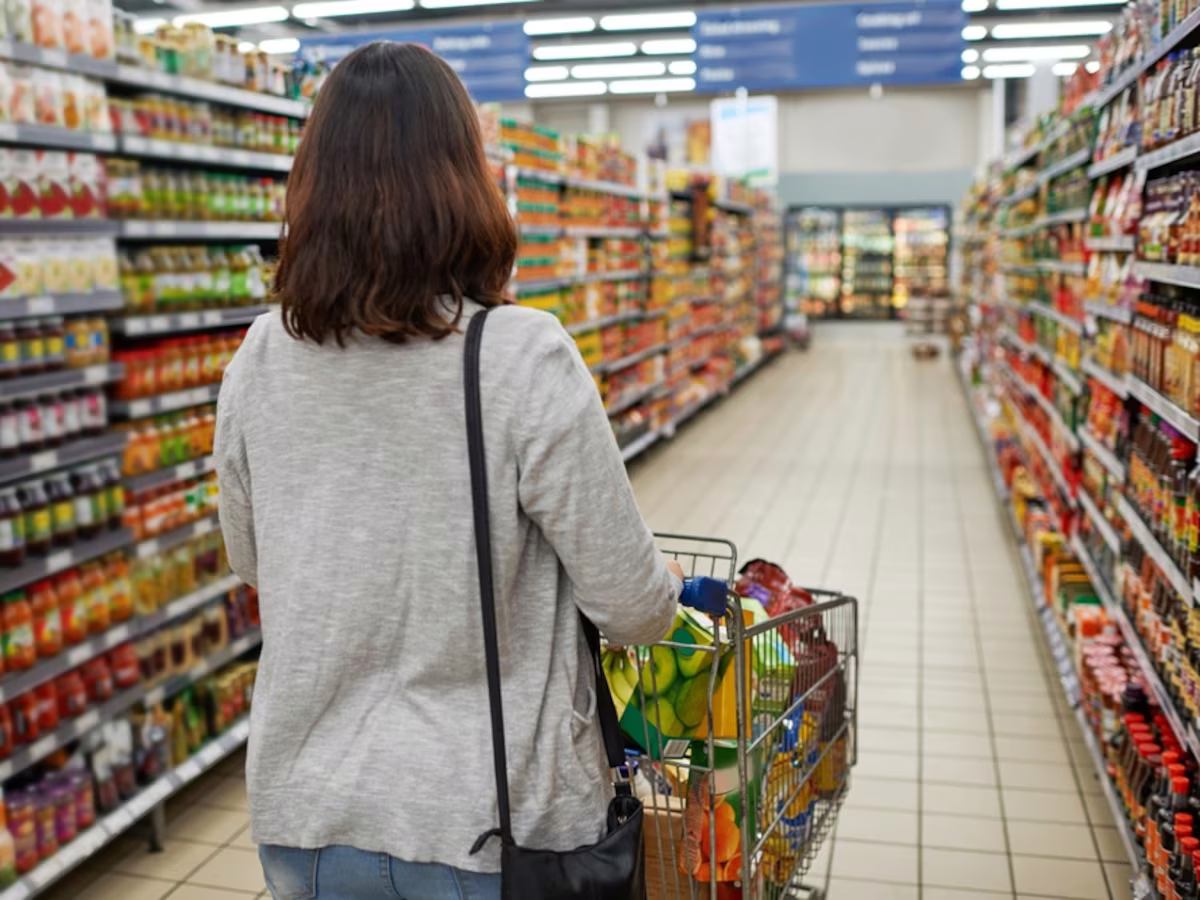Un conocido hipermercado deberá pagarle 8 millones de pesos a una niña porque varios canastos de tomates se le cayeron encima y se fracturó Un conocido hipermercado deberá pagarle 8 millones de pesos a una niña porque varios canastos de tomates se le cayeron encima y se fracturó