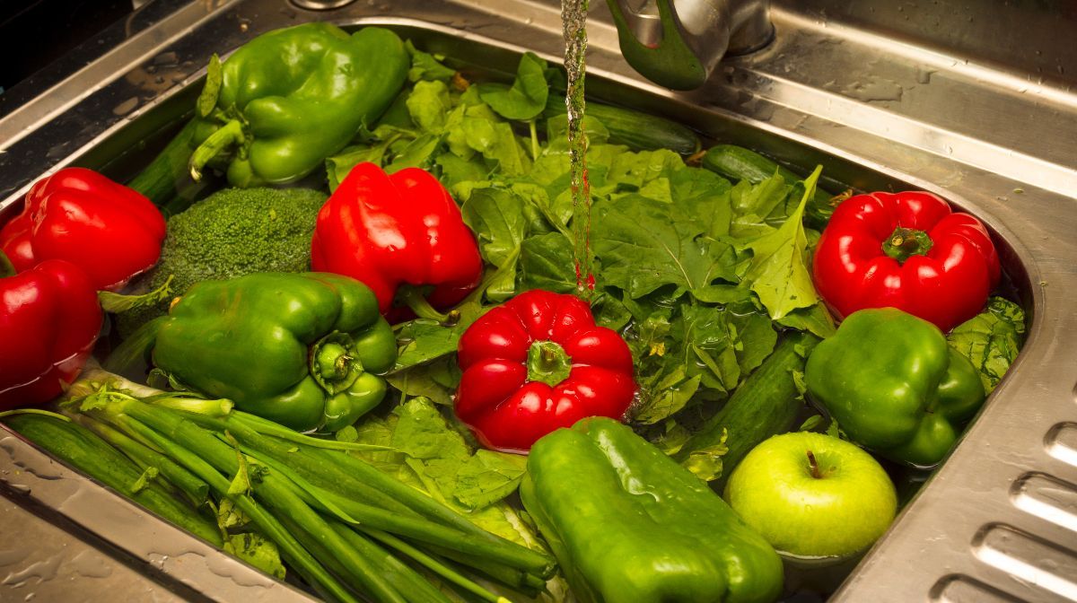 Los expertos recomiendan seguir una serie de pasos simples pero fundamentales para reducir el riesgo de contaminación cuando lavamos frutas y verduras. Los expertos recomiendan seguir una serie de pasos simples pero fundamentales para reducir el riesgo de contaminación cuando lavamos frutas y verduras.