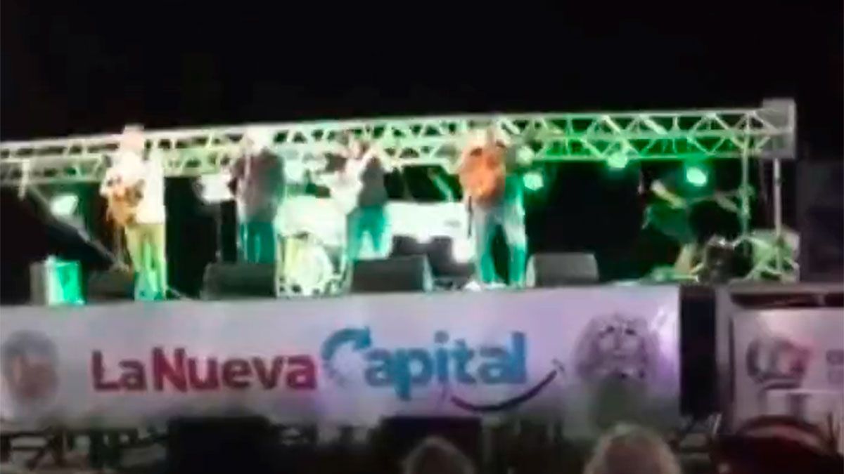 La estructura de hierro de la torre de iluminación del escenario se desplomó sobre la espalda de los músicos.
