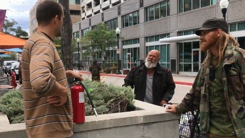Le apagó el cigarrillo en la cara con un matafuegos porque fumaba frente a él