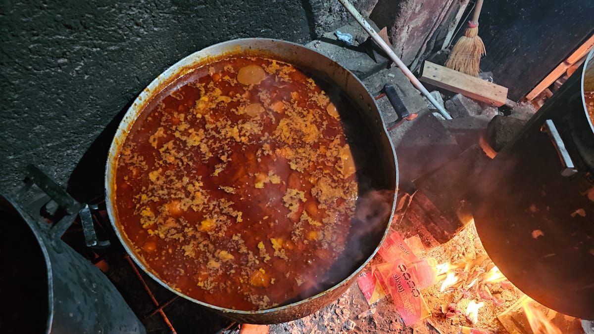 Las ollas de Gabriela Carmona donde prepara los martes y jueves una cena para 500 familias que recibe en el comedor Horneritos de las Heras. Las ollas de Gabriela Carmona donde prepara los martes y jueves una cena para 500 familias que recibe en el comedor Horneritos de las Heras.