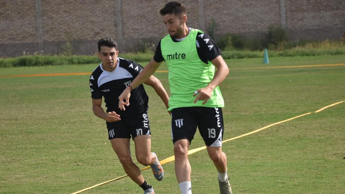 El volante de Gimnasia y Esgrima Leandro Ciccolini está junto a Ignacio Antonio. El volante de Gimnasia y Esgrima Leandro Ciccolini está junto a Ignacio Antonio.