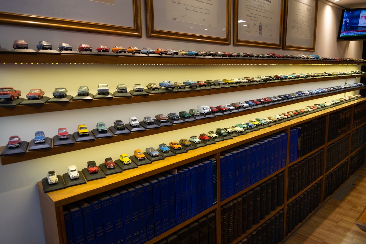 Sus diplomas y libros de ciencias jurídicas y económicas se intercalan con diferentes colecciones de autos clásicos. Sus diplomas y libros de ciencias jurídicas y económicas se intercalan con diferentes colecciones de autos clásicos.