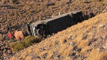 Desbarrancó un micro en Alta Montaña y hay muertos