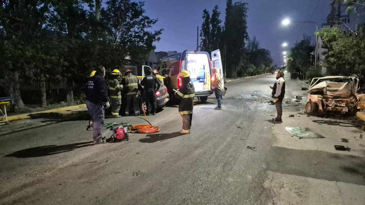 Las víctimas del accidente tuvieron que ser rescatadas por Bomberos tras el choque frontal en Guaymallén. Las víctimas del accidente tuvieron que ser rescatadas por Bomberos tras el choque frontal en Guaymallén.
