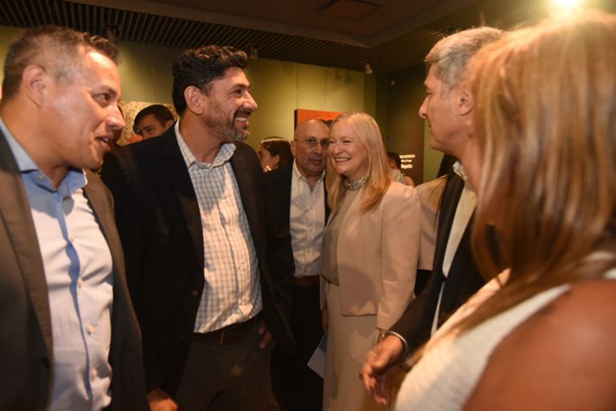 Los diputados David Sáez y César Cattaneo (ambos radicales) estuvieron presentes en la firma del Pacto ConCiencia 2050. Los diputados David Sáez y César Cattaneo (ambos radicales) estuvieron presentes en la firma del Pacto ConCiencia 2050.