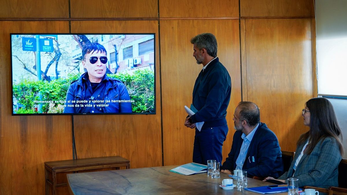 Ulpiano Suarez durante la presentación, que tuvo uno de sus momentos más emotivos al conocer los testimonios de cuatro de las 40 personas que lograron salir de la situación de calle, reinsertarse y acceder a un trabajo. Ulpiano Suarez durante la presentación, que tuvo uno de sus momentos más emotivos al conocer los testimonios de cuatro de las 40 personas que lograron salir de la situación de calle, reinsertarse y acceder a un trabajo.