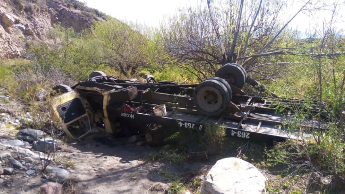 Así quedó la grúa de la empresa Negrini, que protagonizó un accidente fatal en la zona de Vallecitos, donde cayó por un barranco y falleció el conductor de 69 años.