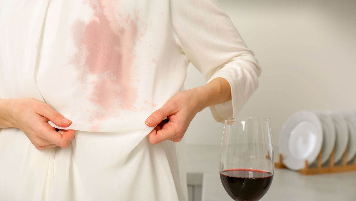Limpia las manchas de vino apenas aparecen para evitar daños irreversibles. Limpia las manchas de vino apenas aparecen para evitar daños irreversibles. 