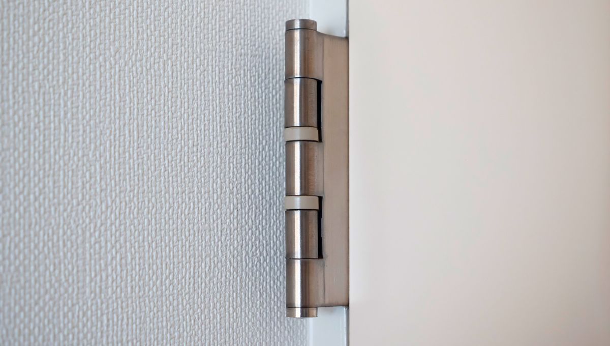 Lija la puerta y ajusta las bisagras para evitar que roce contra el piso. Lija la puerta y ajusta las bisagras para evitar que roce contra el piso. 