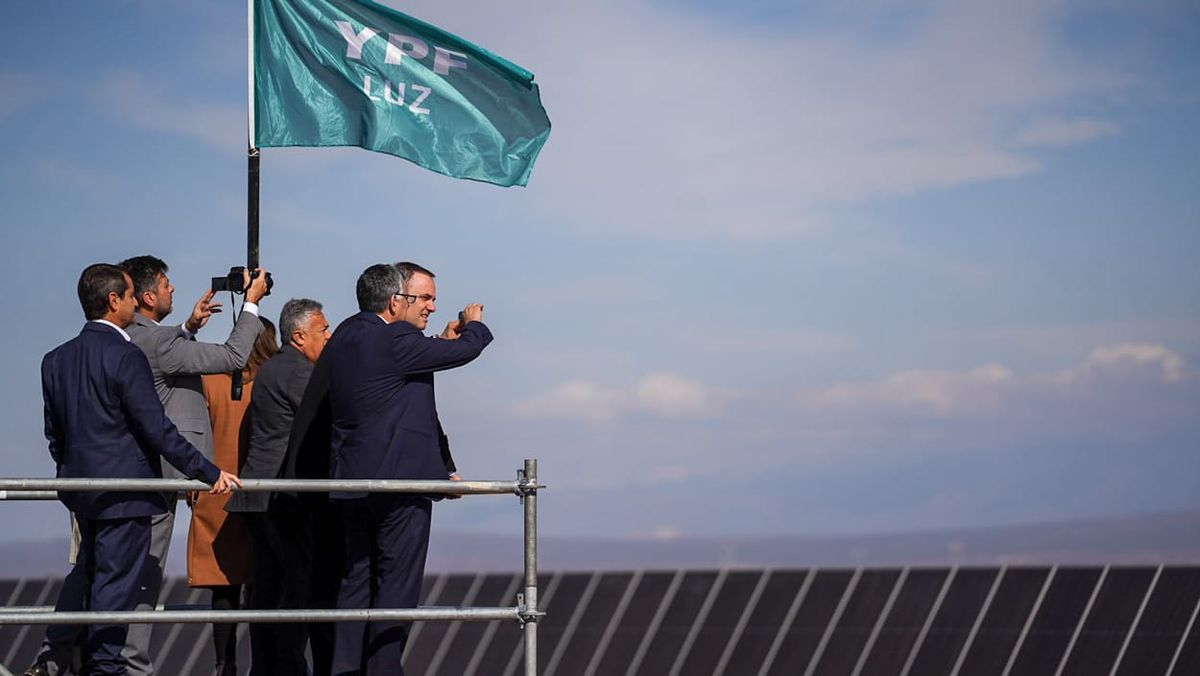 En el parque solar El Quemado estuvo el CEO de YPF, Horacio Marín, aunque la presencia del inefable Manuel Adorni llamó más la atención. En el parque solar El Quemado estuvo el CEO de YPF, Horacio Marín, aunque la presencia del inefable Manuel Adorni llamó más la atención.