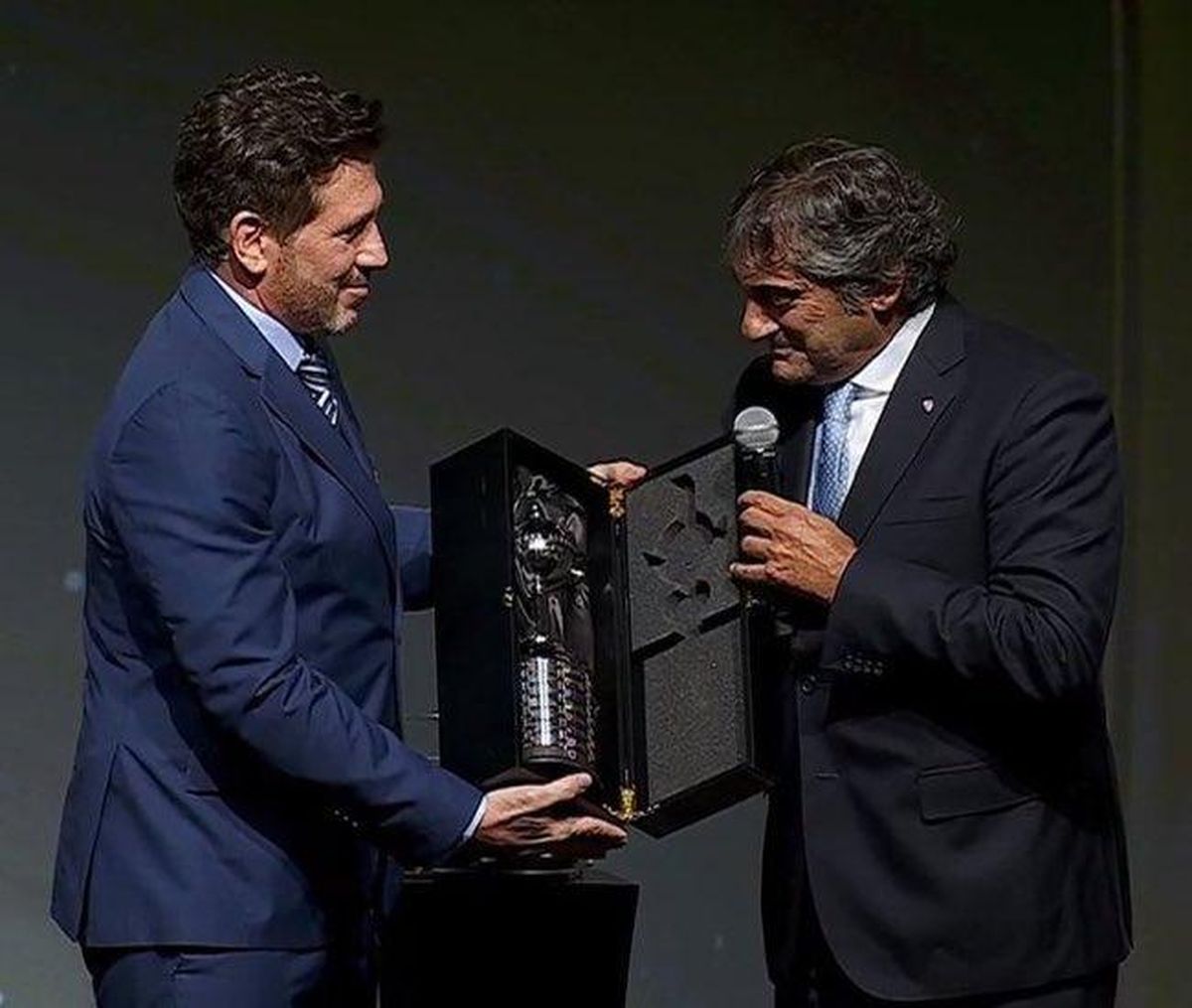 Enzo Francescoli fue homenajeado antes del sorteo.