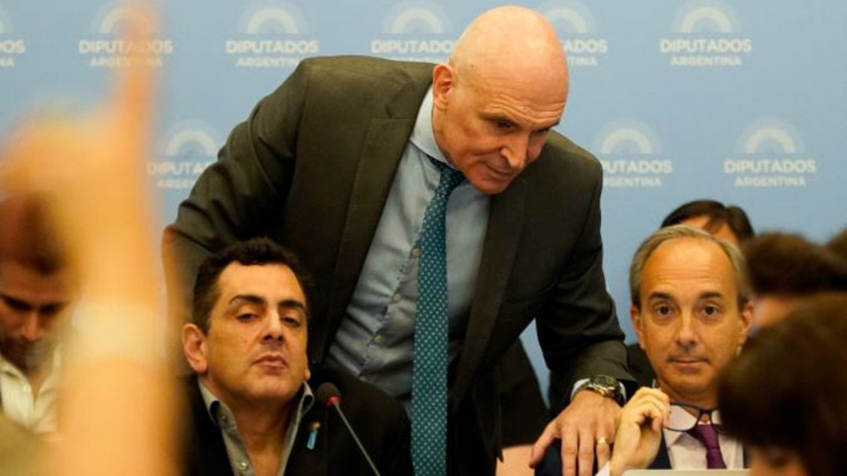 Preciso momento en que José Luis Espert le indica al secretario de Energía que no dialogue con los diputados de la izquierda.