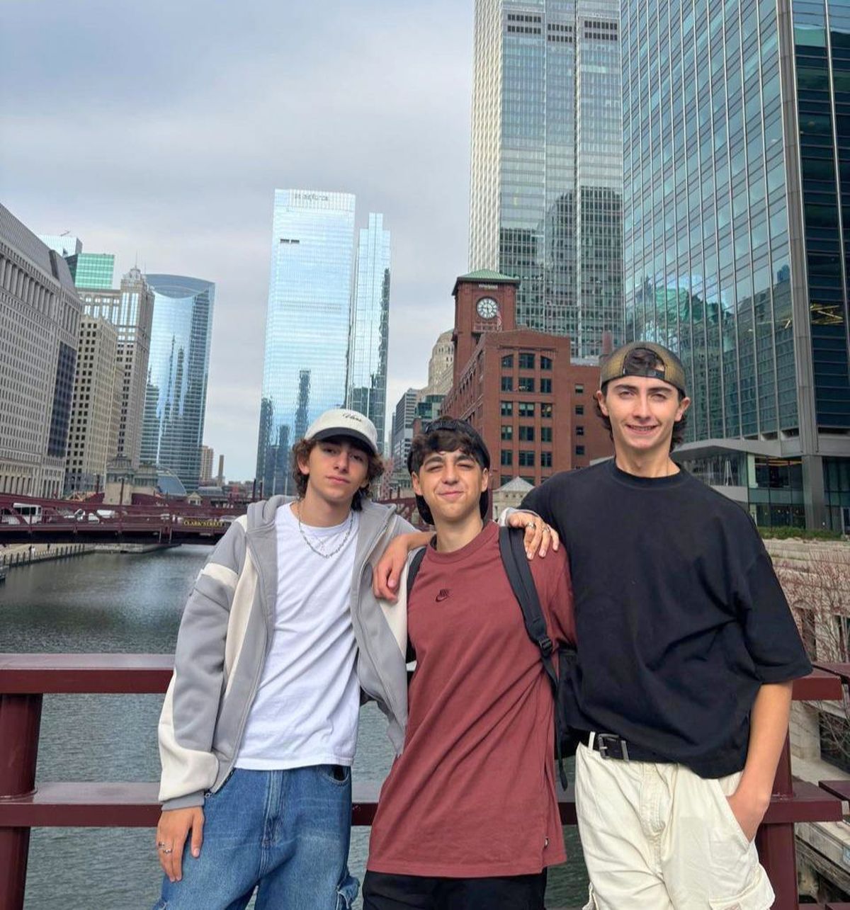 Justo, a la derecha, con compañeros del colegio durante un intercambio estudiantil a Estados Unidos. Justo, a la derecha, con compañeros del colegio durante un intercambio estudiantil a Estados Unidos.