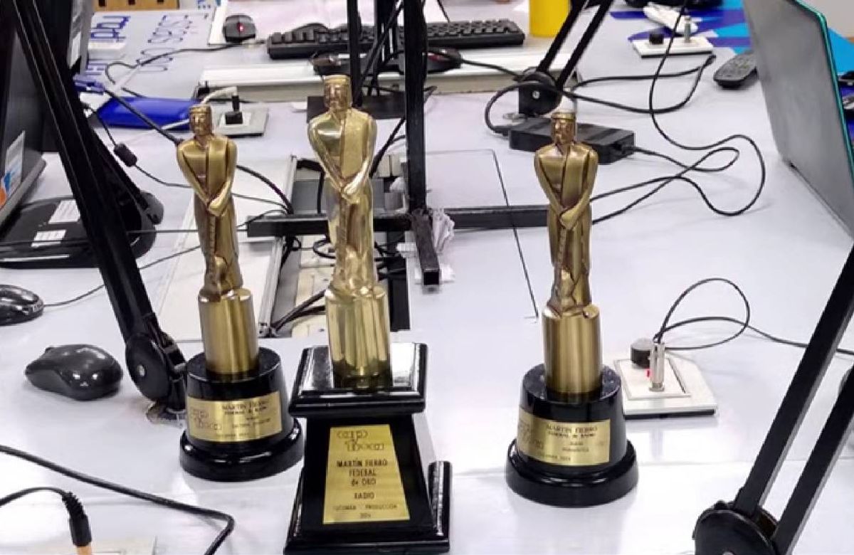 Las tres estatuillas del Martín Fierro Federal que ganó Radio Nihuil este lunes amanecieron en el estudio. Las tres estatuillas del Martín Fierro Federal que ganó Radio Nihuil este lunes amanecieron en el estudio.