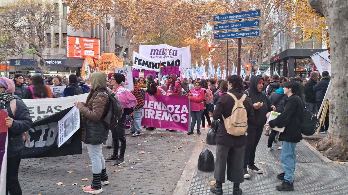 El Colectivo Ni Una Menos de Mendoza se manifestó en su novena marcha desde que se fundó. El Colectivo Ni Una Menos de Mendoza se manifestó en su novena marcha desde que se fundó.