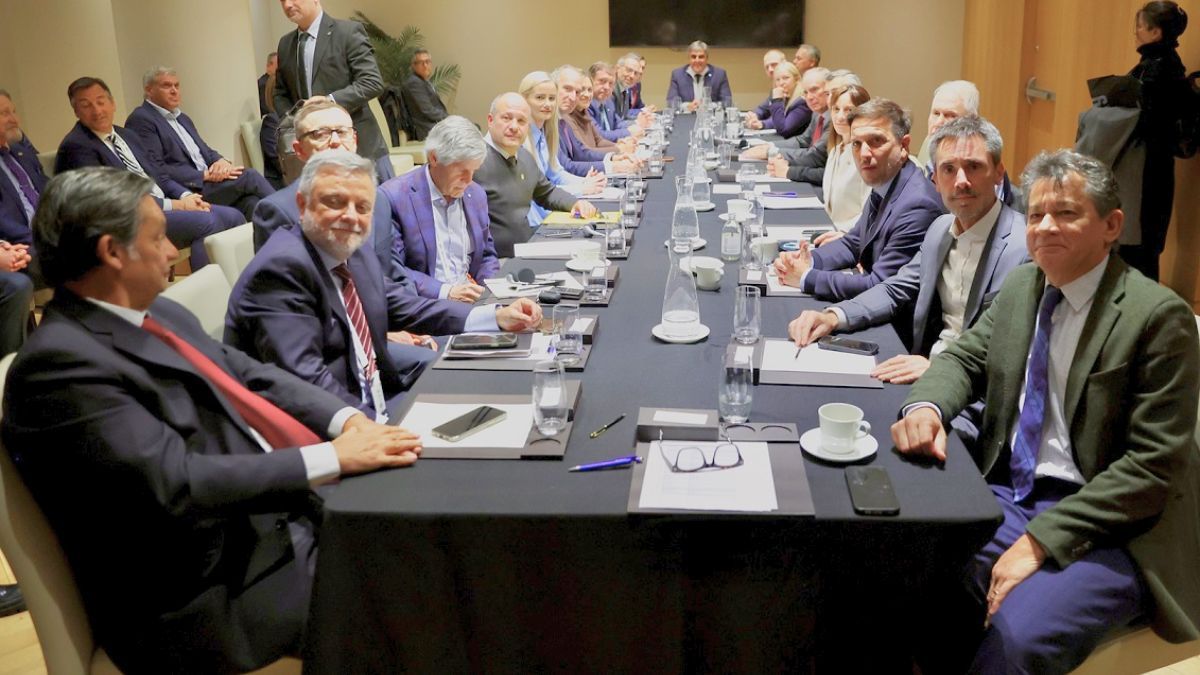 La reunión de trabajo en Canadá en la que se empezó a delinear la Mesa Federal Minera. La reunión de trabajo en Canadá en la que se empezó a delinear la Mesa Federal Minera.