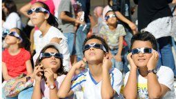 eclipse solar: recomiendan usar los anteojos por 45 segundos