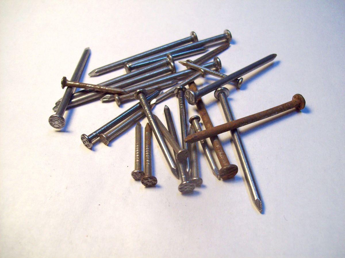 El clavo es un pequeño objeto de metal que se utiliza como sujetador. Imagen: Freepik El clavo es un pequeño objeto de metal que se utiliza como sujetador. Imagen: Freepik