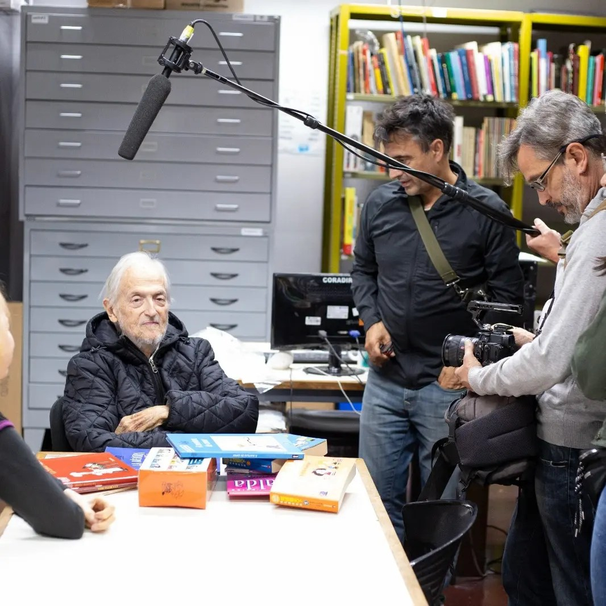 Daniel Divinsky, editor histórico de la obra de Quino, durante la filmación de un tramo de la película biografíca.